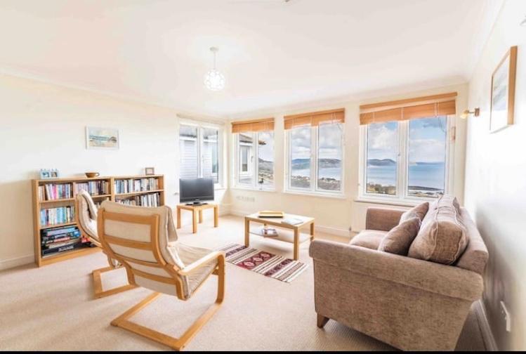 Fantastic Spacious House With Beautiful Panoramic Views Of The Bay Only A Few Minutes Walk From Beach Harbour And Restaurants This House Has 3 Bedrooms 3 Bathrooms And 2 Lovely Sitting Rooms Lyme Regis Ngoại thất bức ảnh