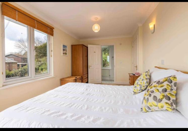 Fantastic Spacious House With Beautiful Panoramic Views Of The Bay Only A Few Minutes Walk From Beach Harbour And Restaurants This House Has 3 Bedrooms 3 Bathrooms And 2 Lovely Sitting Rooms Lyme Regis Ngoại thất bức ảnh