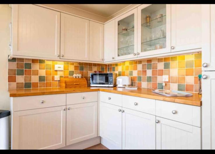 Fantastic Spacious House With Beautiful Panoramic Views Of The Bay Only A Few Minutes Walk From Beach Harbour And Restaurants This House Has 3 Bedrooms 3 Bathrooms And 2 Lovely Sitting Rooms Lyme Regis Ngoại thất bức ảnh