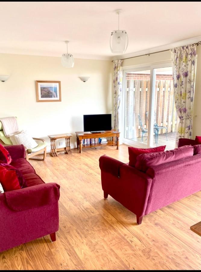 Fantastic Spacious House With Beautiful Panoramic Views Of The Bay Only A Few Minutes Walk From Beach Harbour And Restaurants This House Has 3 Bedrooms 3 Bathrooms And 2 Lovely Sitting Rooms Lyme Regis Ngoại thất bức ảnh