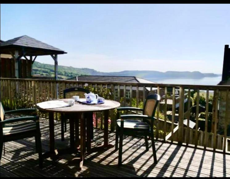 Fantastic Spacious House With Beautiful Panoramic Views Of The Bay Only A Few Minutes Walk From Beach Harbour And Restaurants This House Has 3 Bedrooms 3 Bathrooms And 2 Lovely Sitting Rooms Lyme Regis Ngoại thất bức ảnh