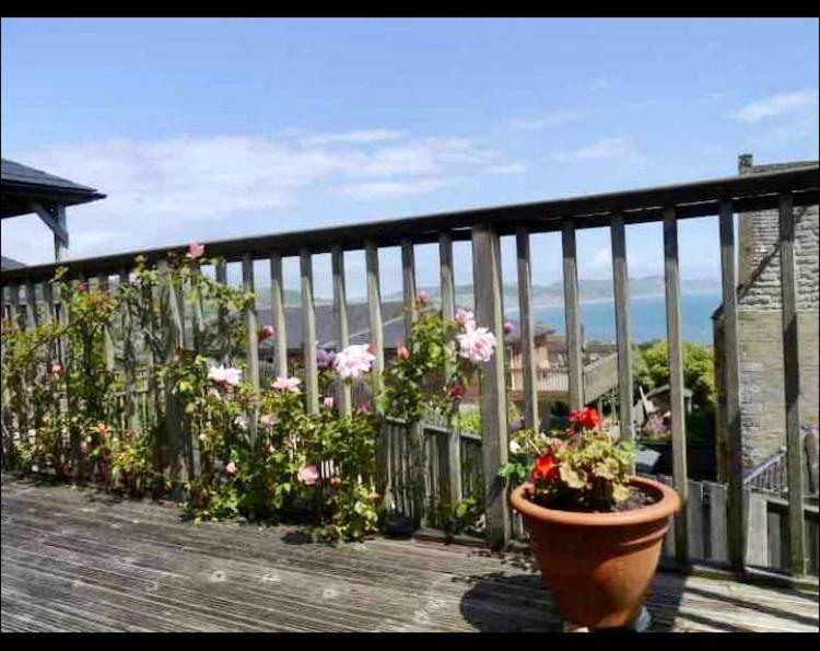 Fantastic Spacious House With Beautiful Panoramic Views Of The Bay Only A Few Minutes Walk From Beach Harbour And Restaurants This House Has 3 Bedrooms 3 Bathrooms And 2 Lovely Sitting Rooms Lyme Regis Ngoại thất bức ảnh